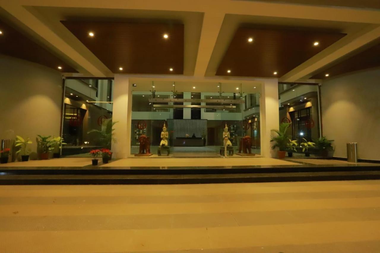 Grand Sarovar Portico, Lātūr Exteriör bild