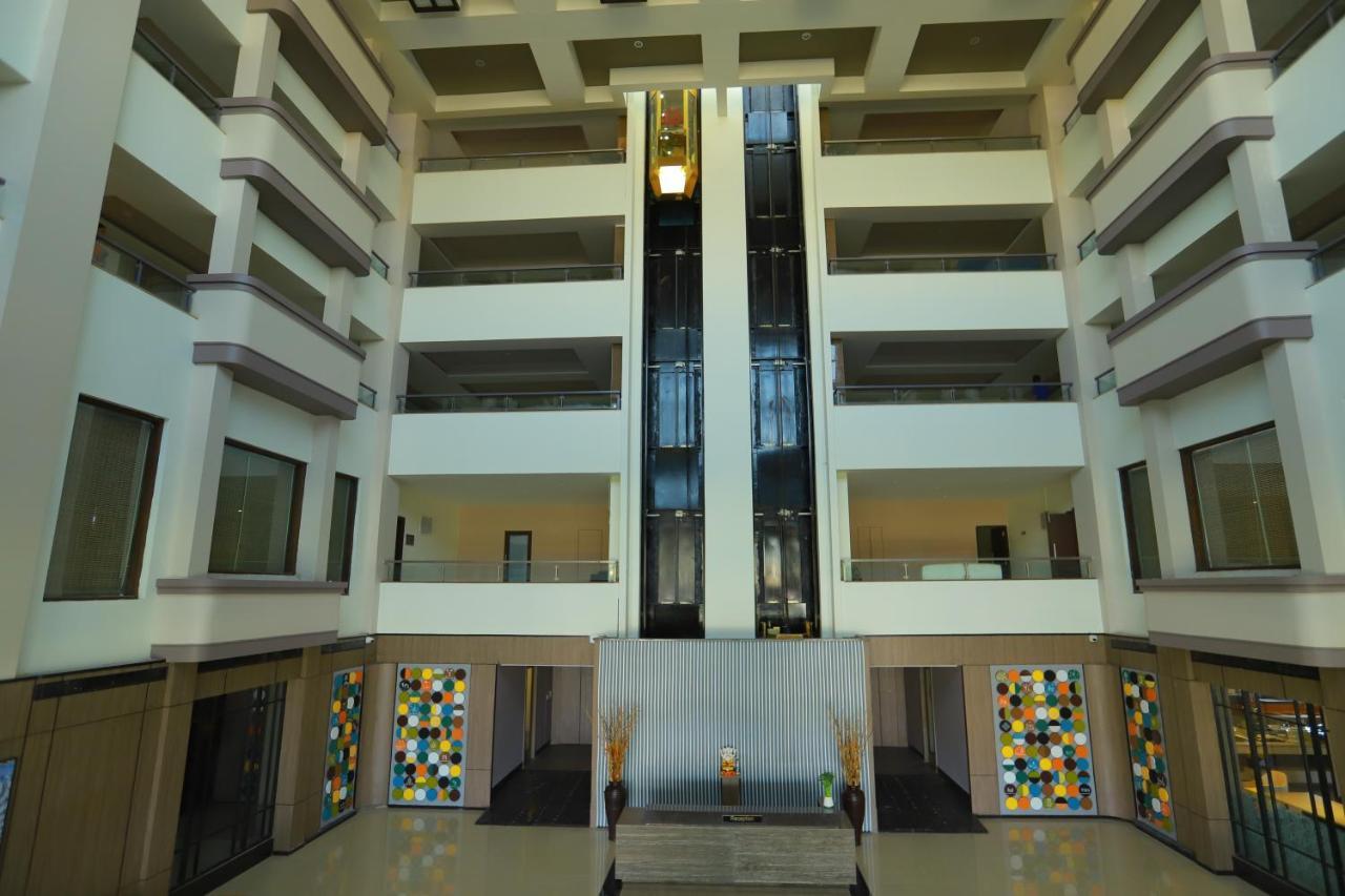 Grand Sarovar Portico, Lātūr Exteriör bild